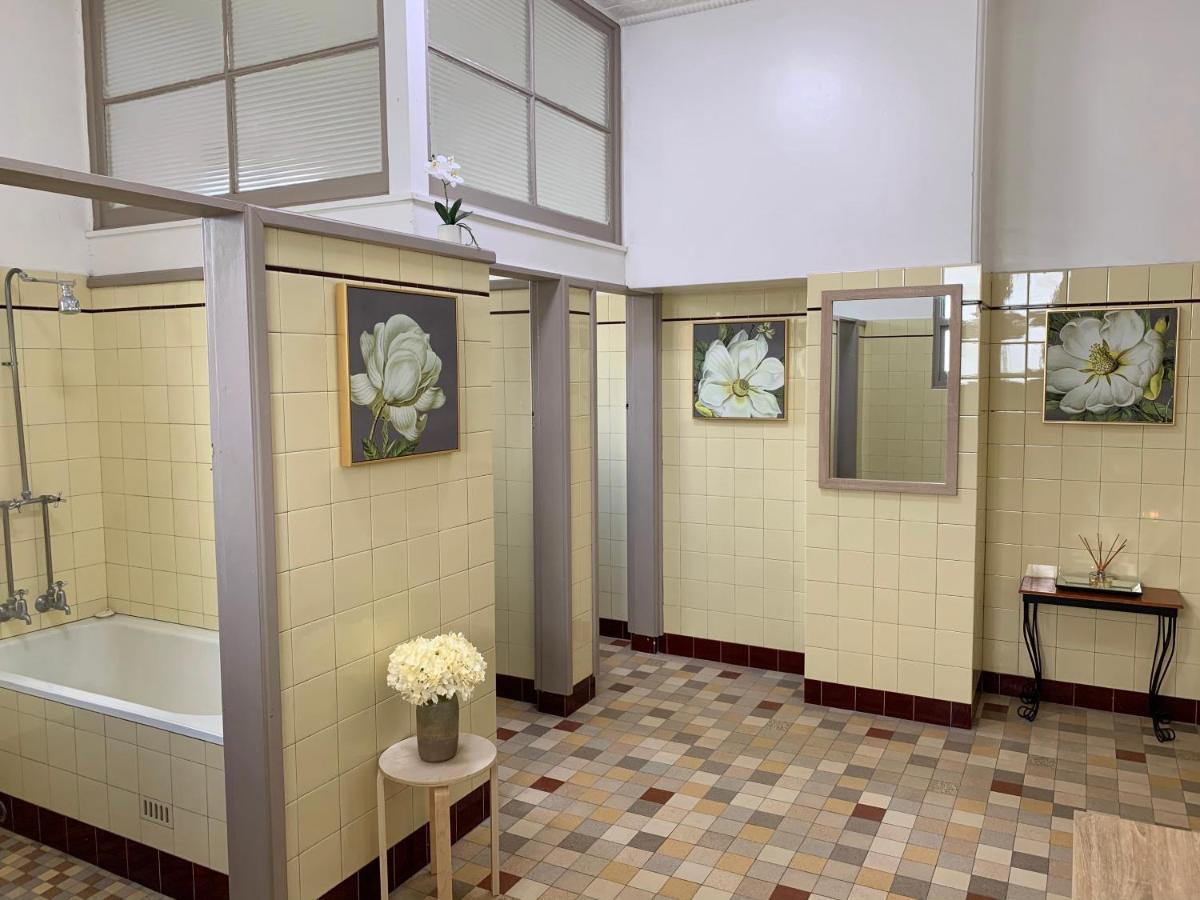 Neath Hotel Екстер'єр фото